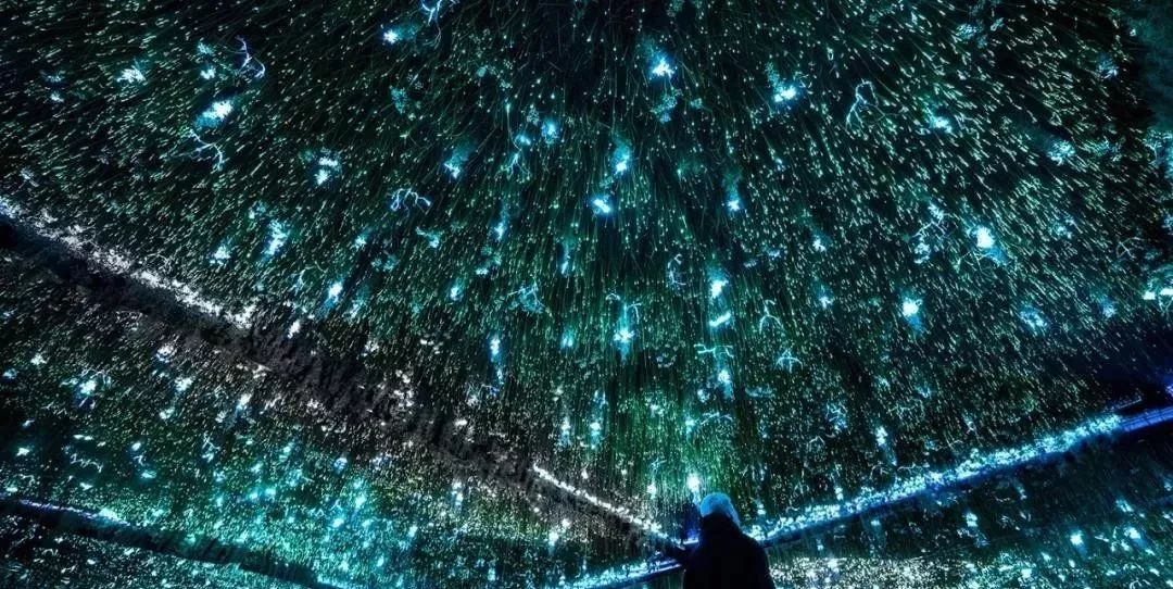 多媒体技术手段在互动灯光秀的运用强化了现场视听感觉