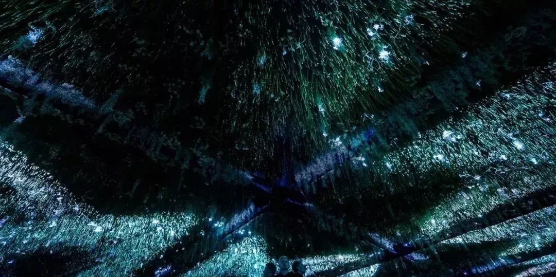 多媒体技术手段在互动灯光秀的运用强化了现场视听感觉