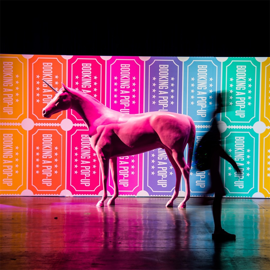 凯莉·克拉克森的音乐会直接搬到TA家的年会活动现场,真好