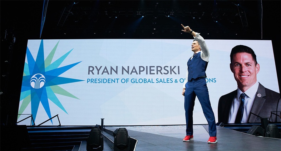 这样的年会活动策划的舞美，这可以堪比奥运会了