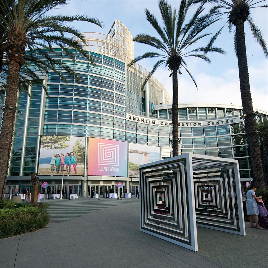 LuLaRoe的年会活动策划以互动空间为主，更有8场时装秀表演