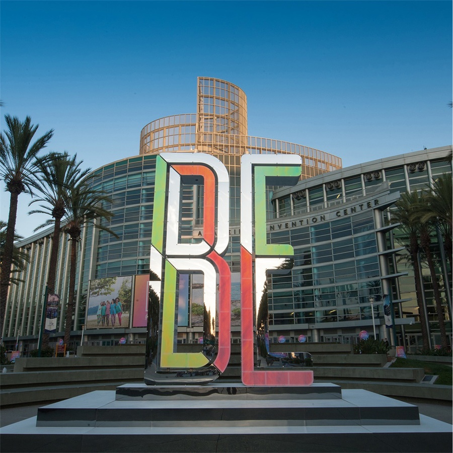 LuLaRoe的年会活动策划以互动空间为主,更有8场时装秀表演