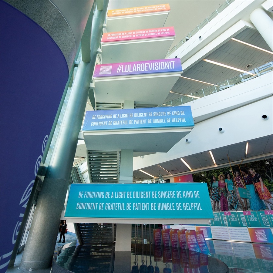 LuLaRoe的年会活动策划以互动空间为主,更有8场时装秀表演