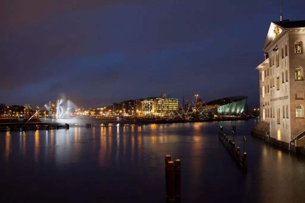 这艘3D船策划投射出来的灯光秀活动真令人眼花缭乱和充满希望