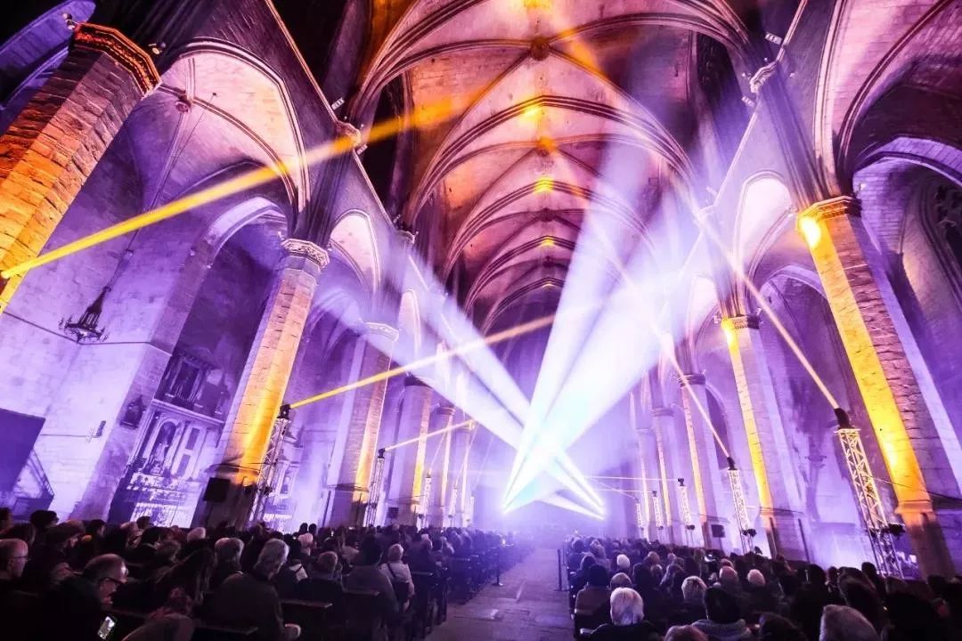 教堂里的这场视听灯光秀表演活动，重新诠释了光的奇迹