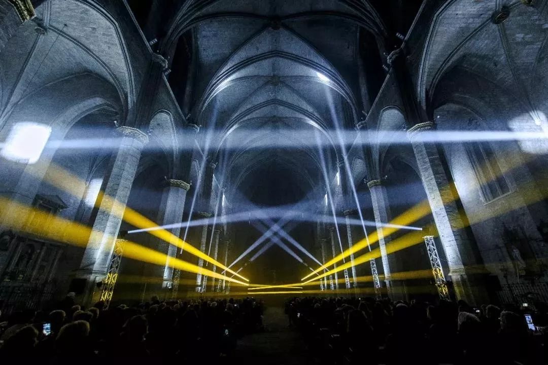 教堂里的这场视听灯光秀表演活动,重新诠释了光的奇迹