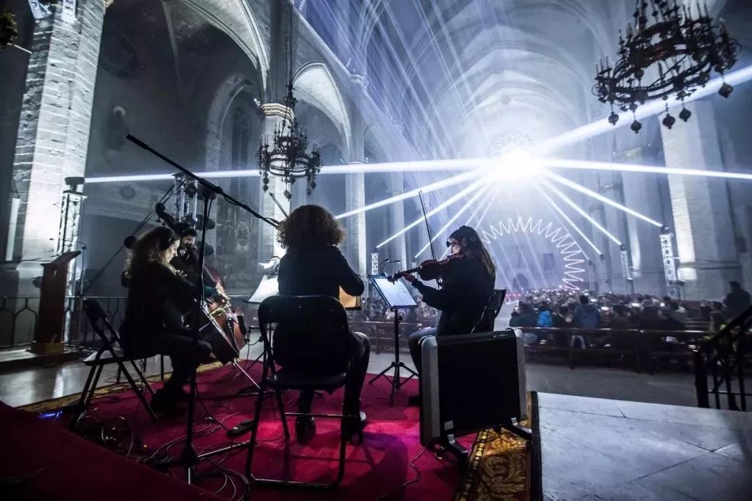 教堂里的这场视听灯光秀表演活动,重新诠释了光的奇迹