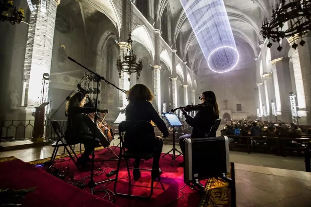 教堂里的这场视听灯光秀表演活动,重新诠释了光的奇迹