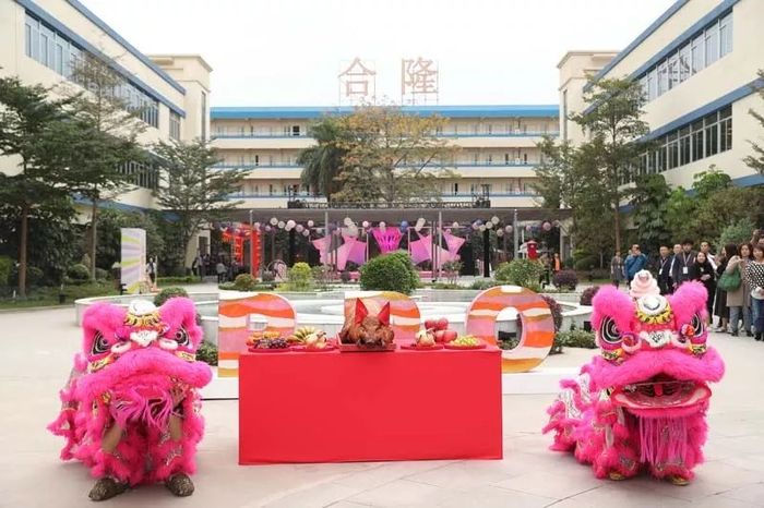 特色风情的年会活动以醒狮拉开序幕,还上演了一场异域风情的嘉年华