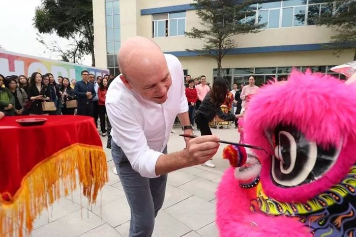 特色风情的年会活动以醒狮拉开序幕,还上演了一场异域风情的嘉年华