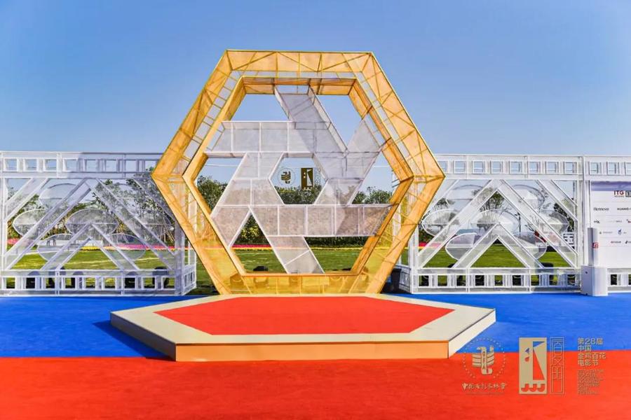 电影节活动策划了三个篇章，贯穿了海浪、金沙和日光照耀的金鸡剪影元素