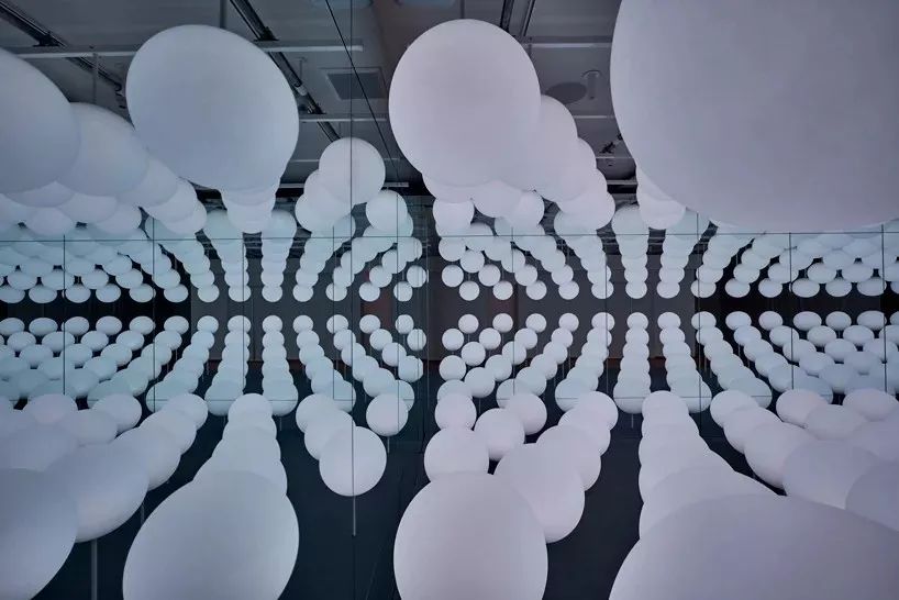 用一场发光球策划的灯光艺术活动装置,很好地将体验概念形式化