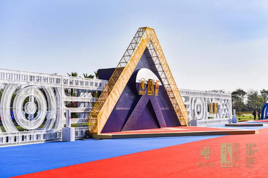 电影节活动策划了三个篇章,贯穿了海浪、金沙和日光照耀的金鸡剪影元素