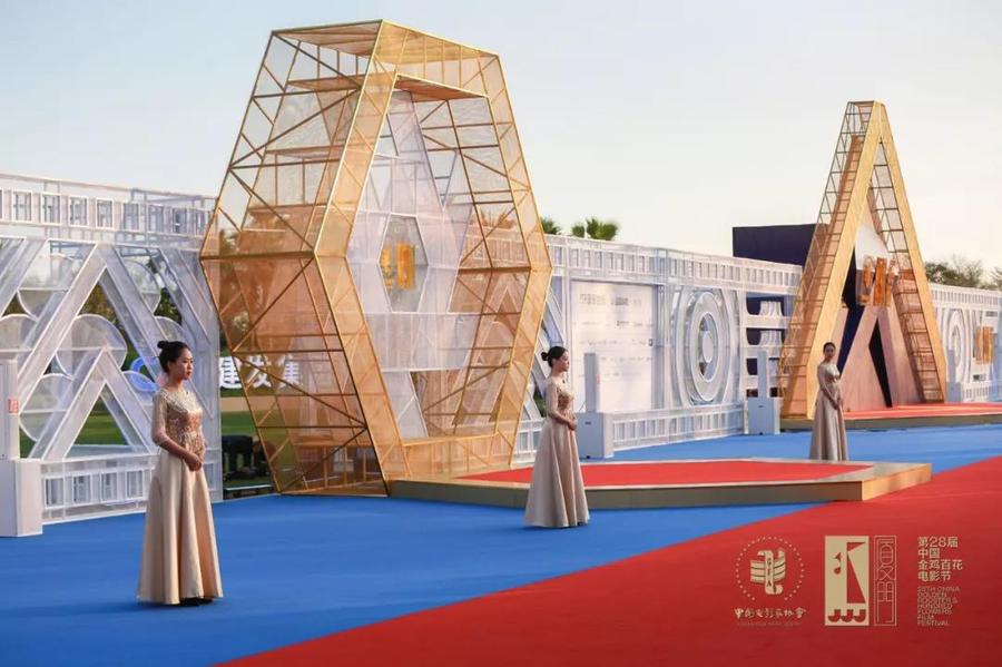 电影节活动策划了三个篇章,贯穿了海浪、金沙和日光照耀的金鸡剪影元素