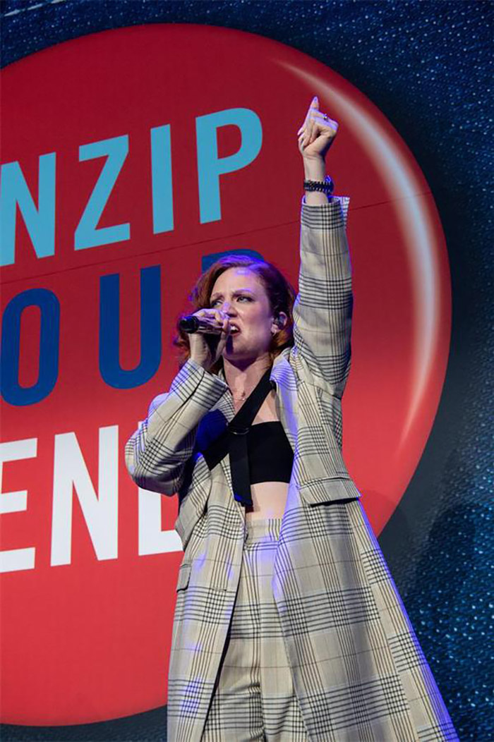 以牛仔裤作为活动主视觉的慈善晚会活动真的很罕见，效果却极好