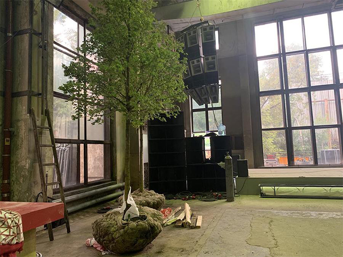 电音节派对活动现场的艺术装饰,展示了森林才是主角的概念