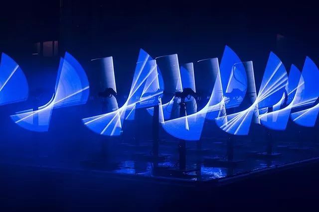 里昂灯光秀活动策划了一场机器人芭蕾，用光代替了人类