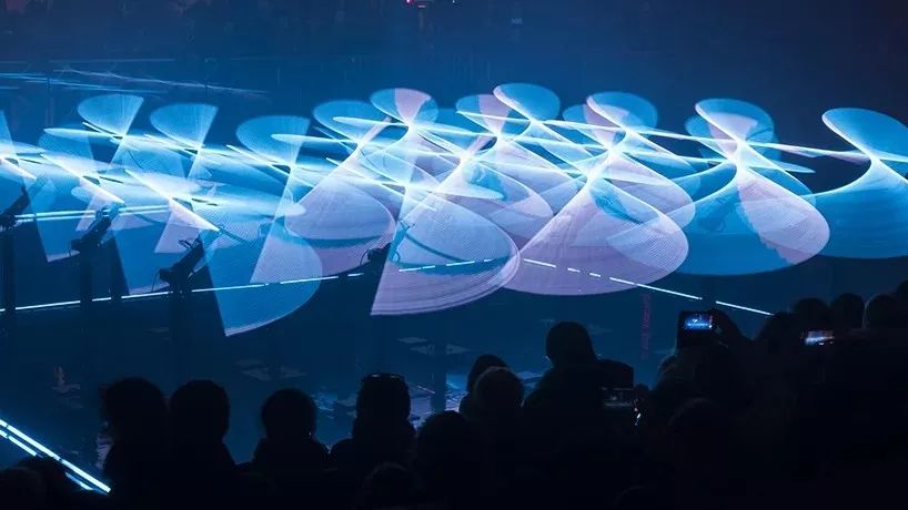 里昂灯光秀活动策划了一场机器人芭蕾,用光代替了人类