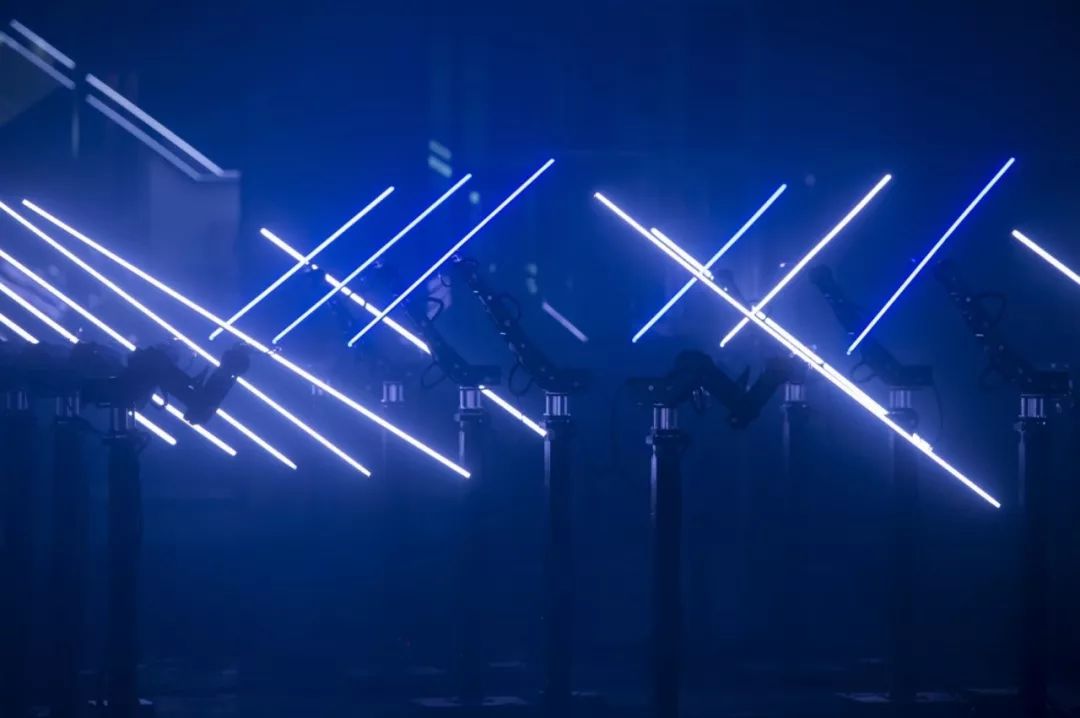 里昂灯光秀活动策划了一场机器人芭蕾,用光代替了人类