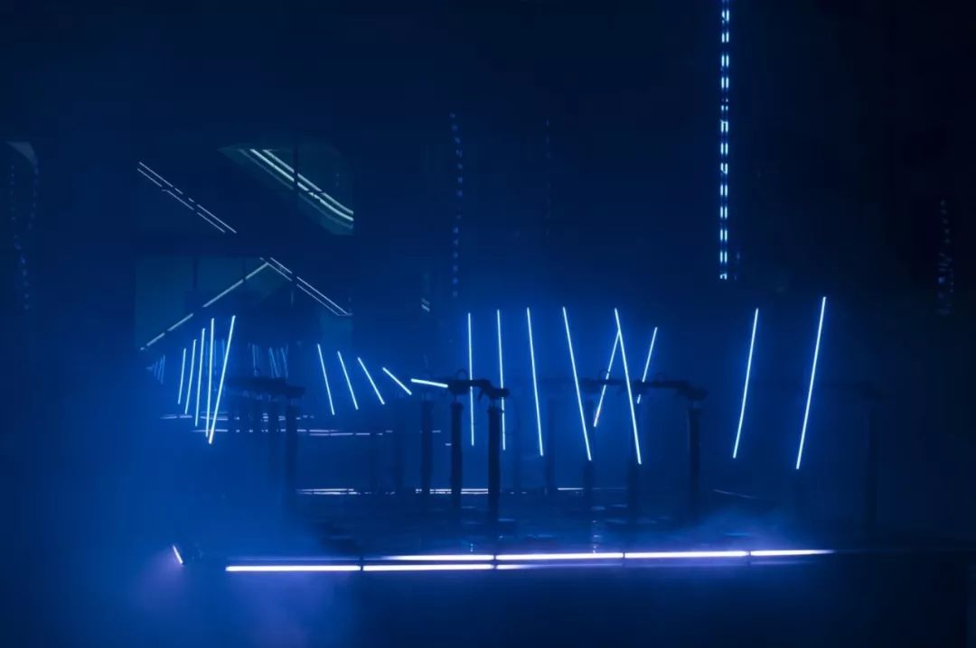 里昂灯光秀活动策划了一场机器人芭蕾,用光代替了人类