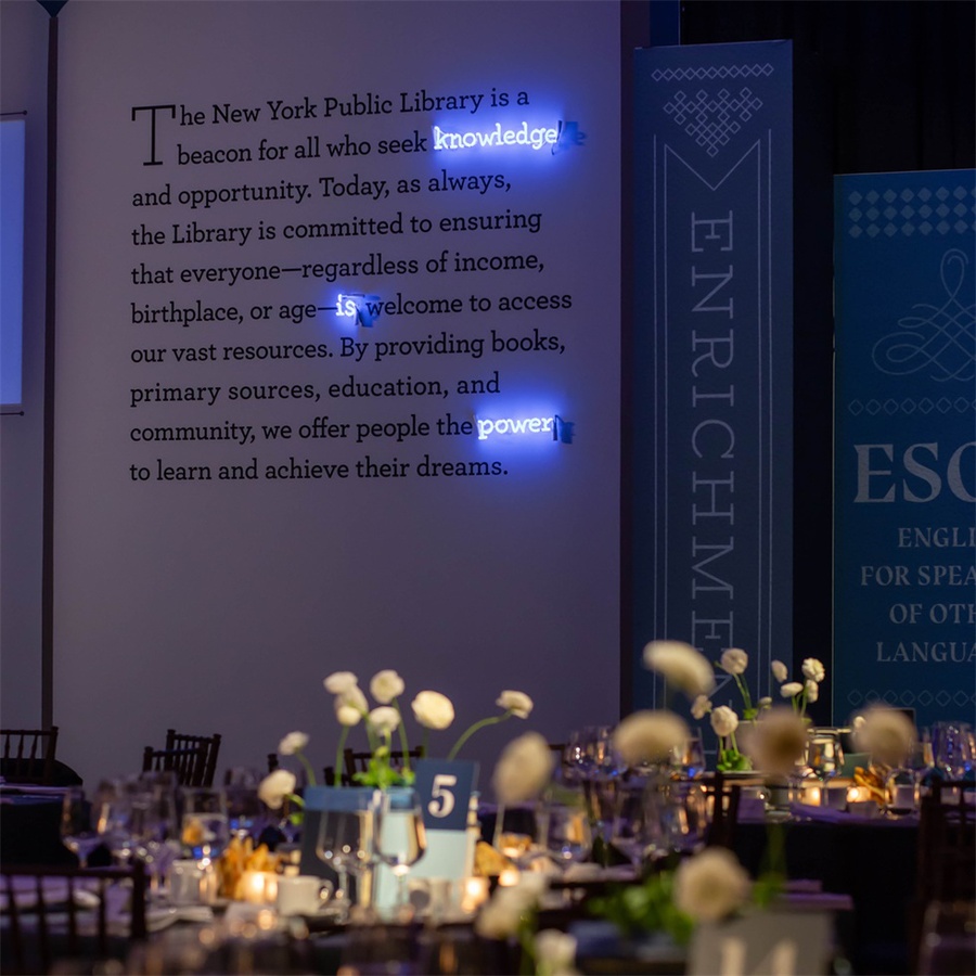 用书做设计元素的晚会活动策划打破刻板常规,惊艳了全场