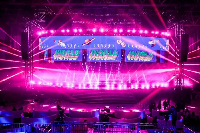 星光大赏活动以中心四面台设计多层次多角度丰富视觉感受，增加艺人高光