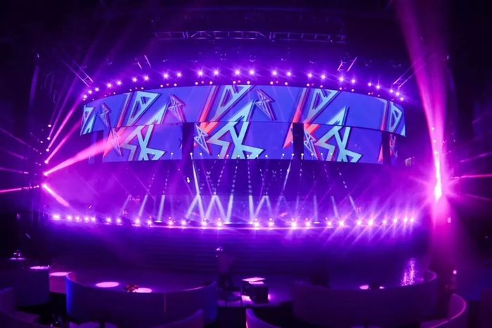 星光大赏活动以中心四面台设计多层次多角度丰富视觉感受,增加艺人高光