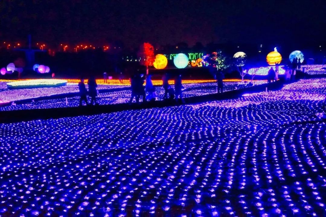 看看这场“耕耘”在大地上的灯光秀活动吧,感受春回大地的喜悦