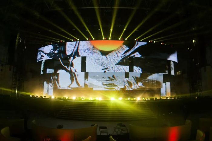 星光大赏活动以中心四面台设计多层次多角度丰富视觉感受,增加艺人高光