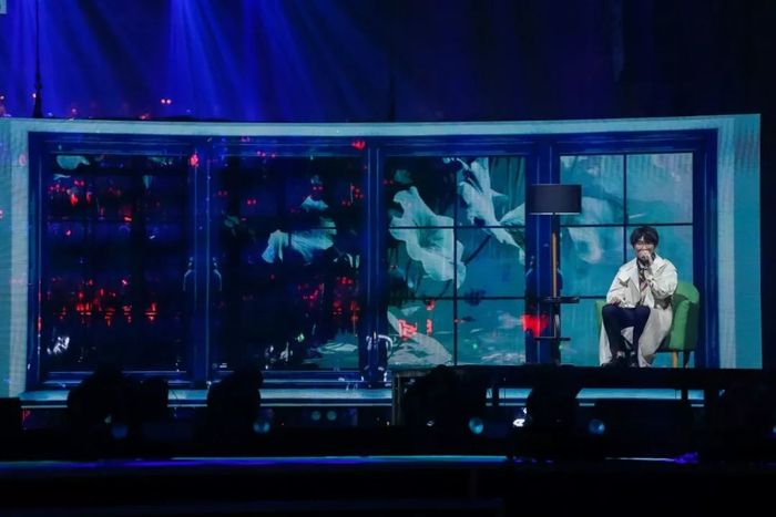 星光大赏活动以中心四面台设计多层次多角度丰富视觉感受,增加艺人高光