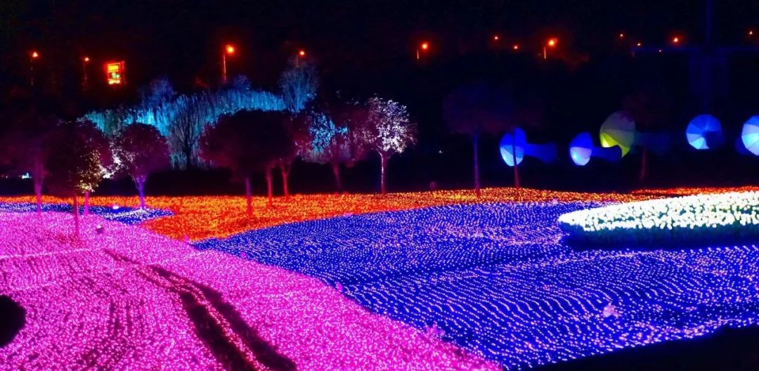 看看这场“耕耘”在大地上的灯光秀活动吧,感受春回大地的喜悦