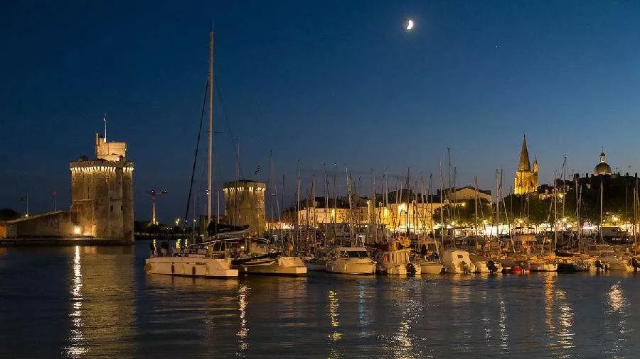 声与光的灯光秀表演活动亮相了，约十幅投影图像点亮法国拉罗谢尔市政厅