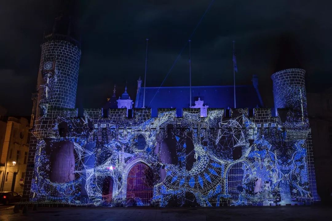 声与光的灯光秀表演活动亮相了,约十幅投影图像点亮法国拉罗谢尔市政厅