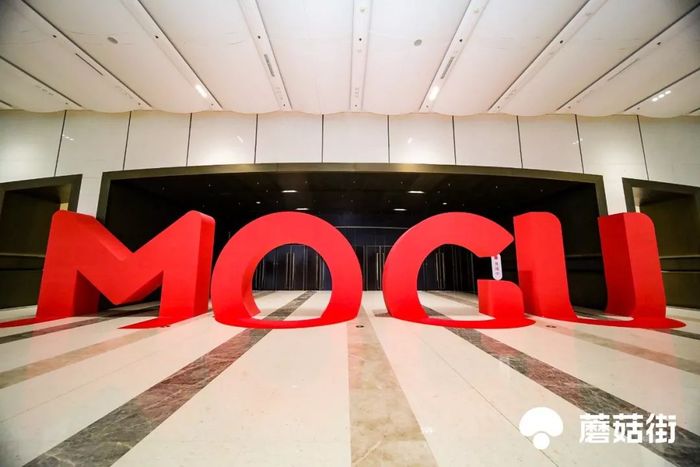 年会活动现场更是一个精心布置的时尚秀场，现场T台秀加持了活动氛围