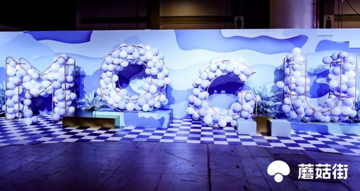 年会活动现场更是一个精心布置的时尚秀场,现场T台秀加持了活动氛围