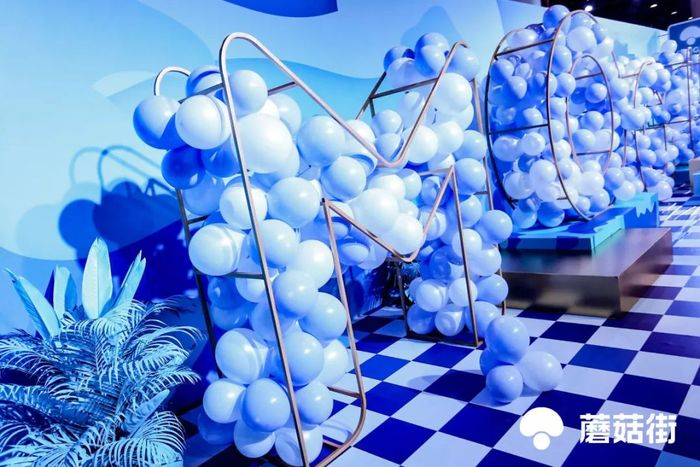 年会活动现场更是一个精心布置的时尚秀场,现场T台秀加持了活动氛围