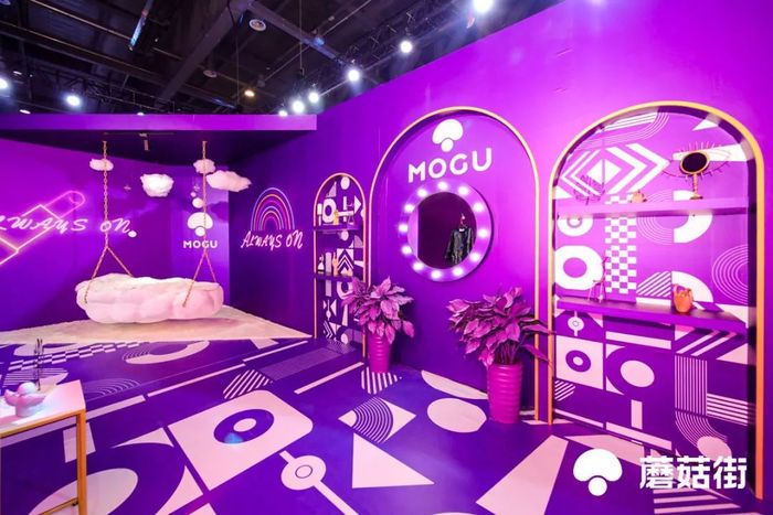 年会活动现场更是一个精心布置的时尚秀场,现场T台秀加持了活动氛围