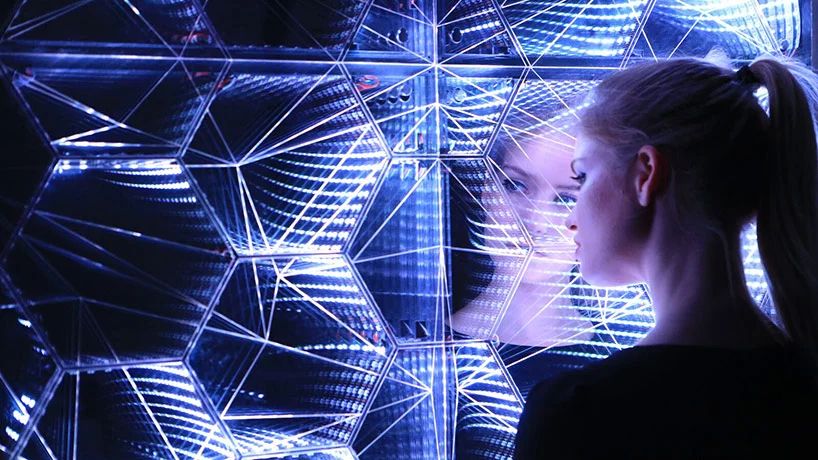 在方寸之间的这场沉浸式灯光秀会展活动创造出了一个“无限空间”