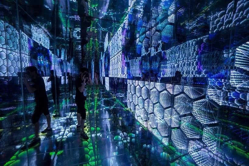 在方寸之间的这场沉浸式灯光秀会展活动创造出了一个“无限空间”