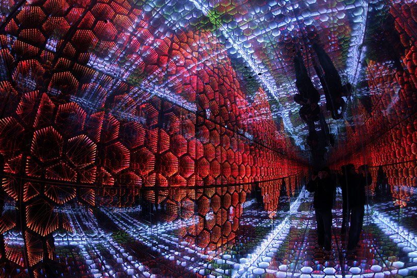 在方寸之间的这场沉浸式灯光秀会展活动创造出了一个“无限空间”