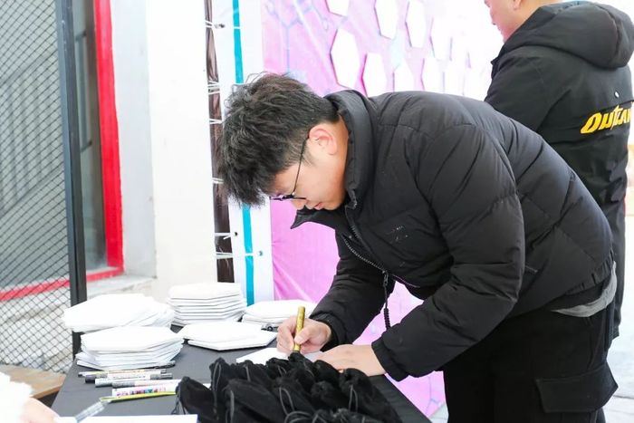 新春创意活动花样多，技术公司险些跟不上领先请进的脚步