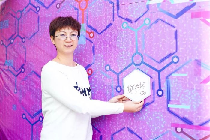 新春创意活动花样多,技术公司险些跟不上领先请进的脚步