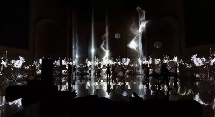 大礼堂内的这场沉浸式多媒体展览活动，360°体验带你穿越虚拟世界