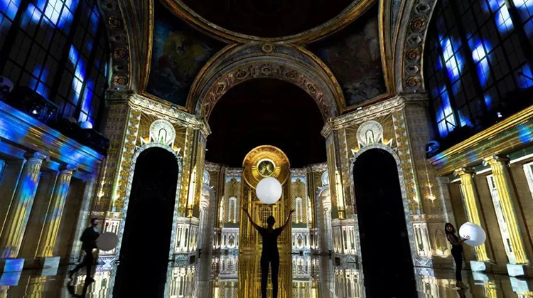 大礼堂内的这场沉浸式多媒体展览活动,360°体验带你穿越虚拟世界