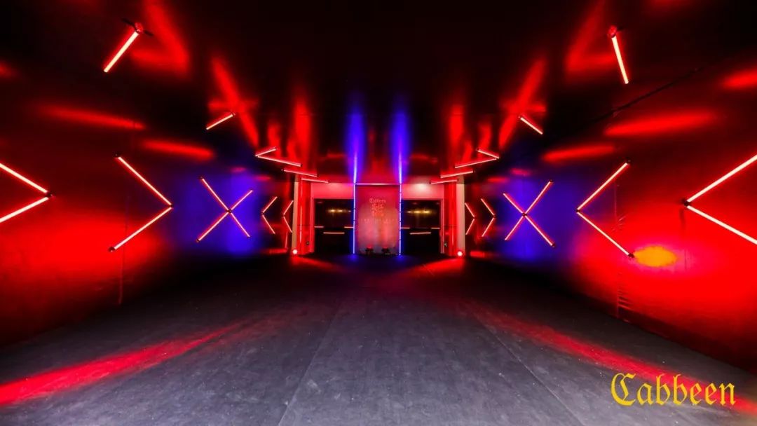 年会活动的舞美灯光效果华丽丽得让人嗨不停