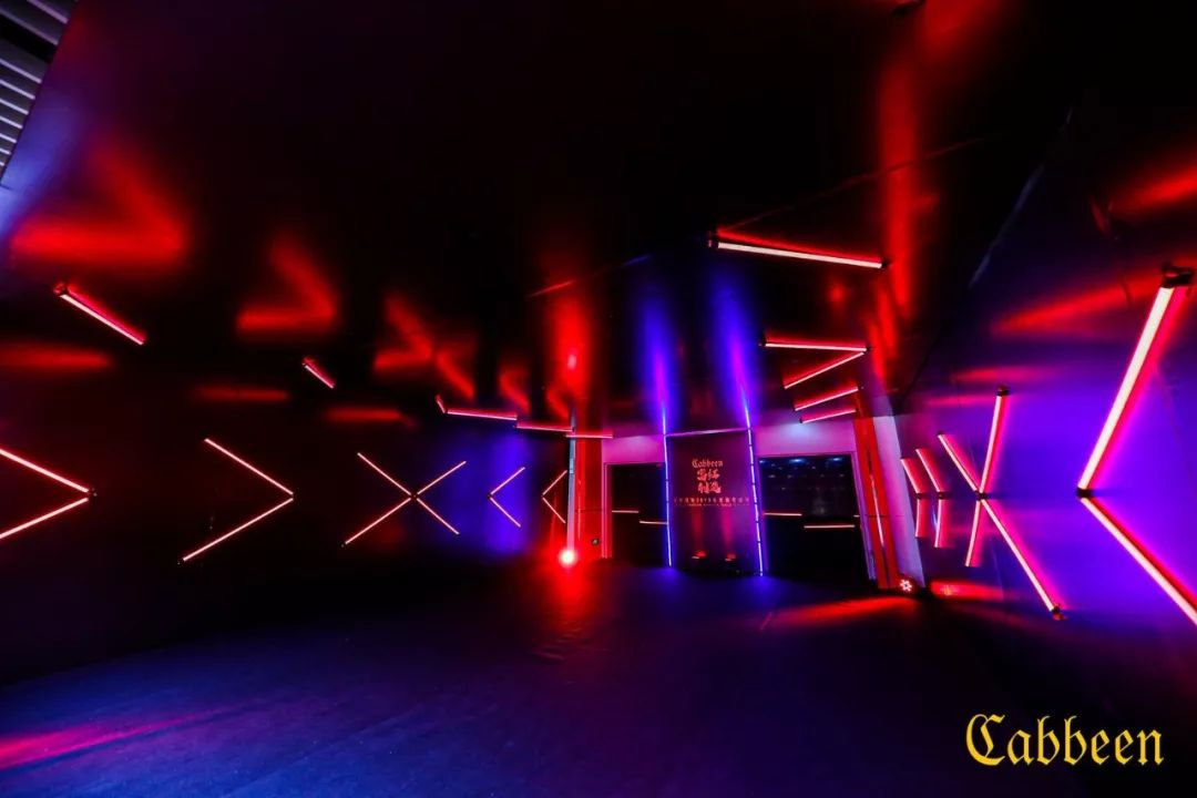 年会活动的舞美灯光效果华丽丽得让人嗨不停