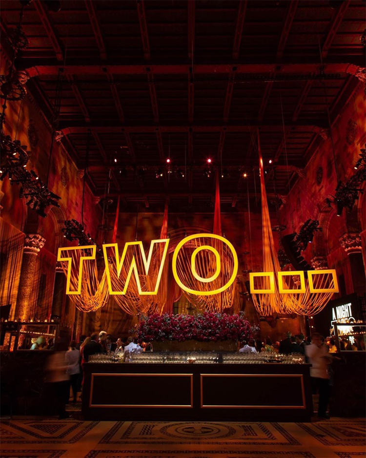 活动中的互动装饰经常是最吸睛的，而这个天花板的活动策划更亮眼