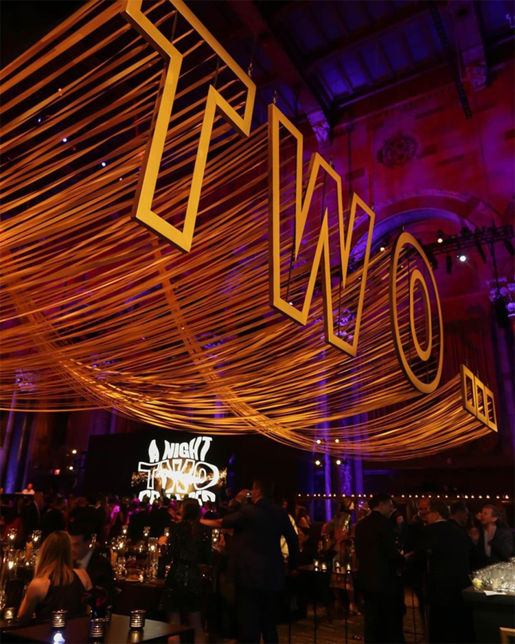 活动中的互动装饰经常是最吸睛的，而这个天花板的活动策划更亮眼