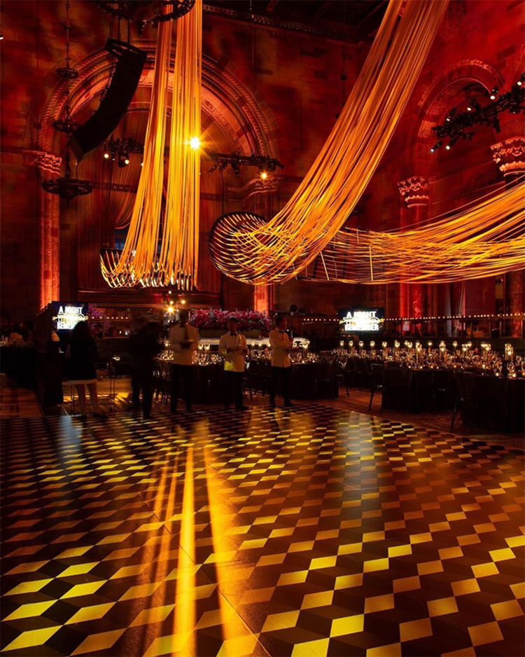 活动中的互动装饰经常是最吸睛的，而这个天花板的活动策划更亮眼