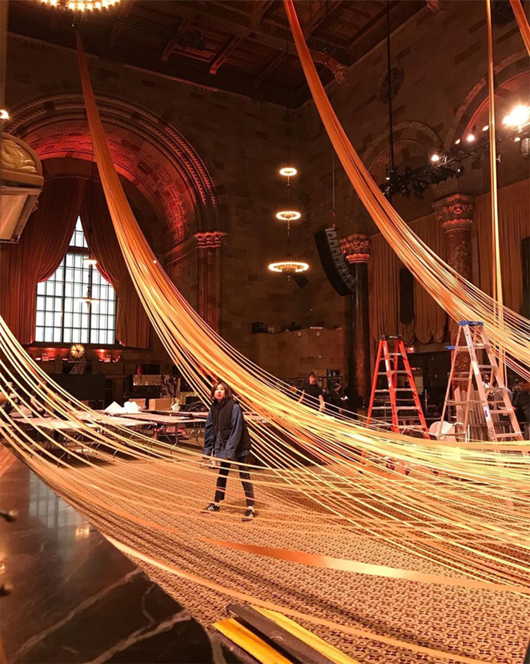 活动中的互动装饰经常是最吸睛的，而这个天花板的活动策划更亮眼